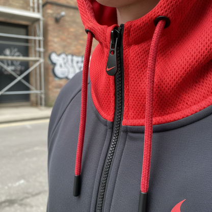 Dettaglio zip e cordoncini cappuccio Nike x PSG