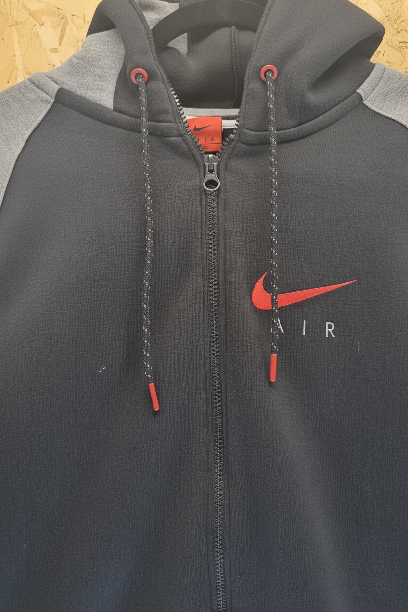 Dettaglio logo swoosh rosso e scritta AIR sul petto